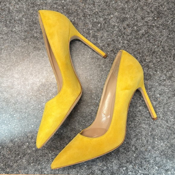 Yellow suede Manolo Blahnik Pumps - Picture 8 of 13